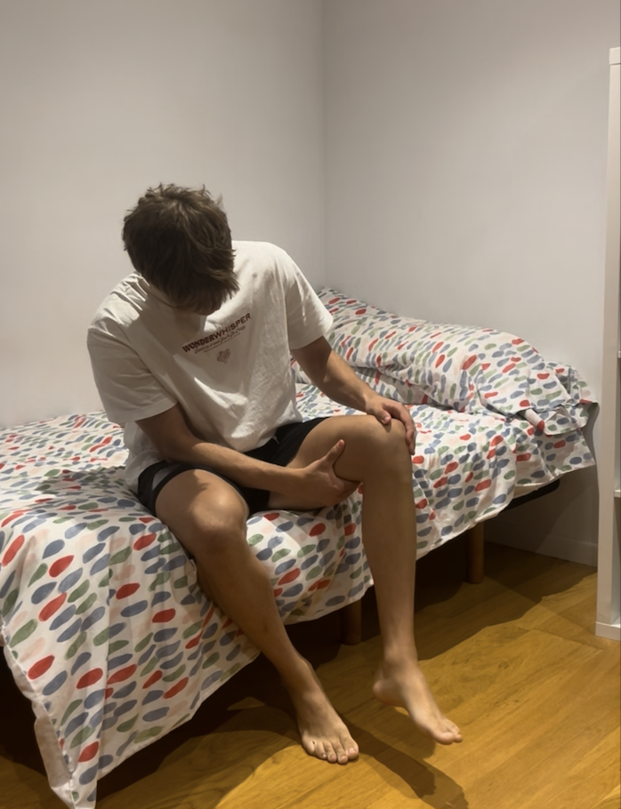 Tomeu tocándose la rodilla con dolor