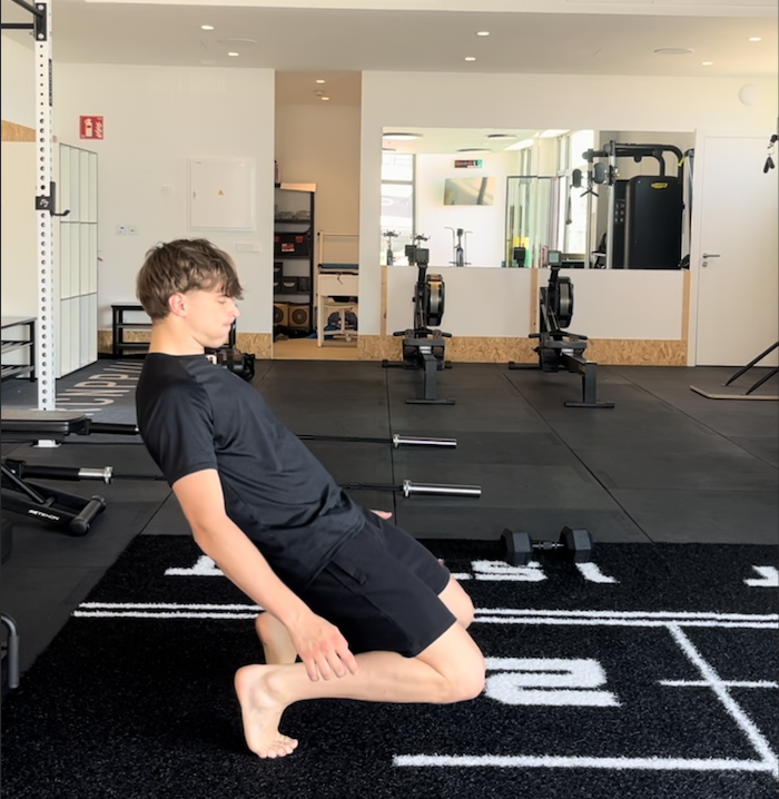 Tomeu haciendo un sissy squat en el gimnasio